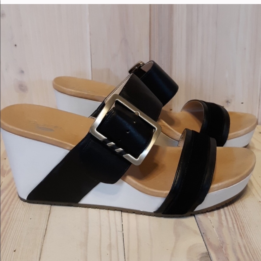 DR SCHOLLS black and white wedge sandal size 7
